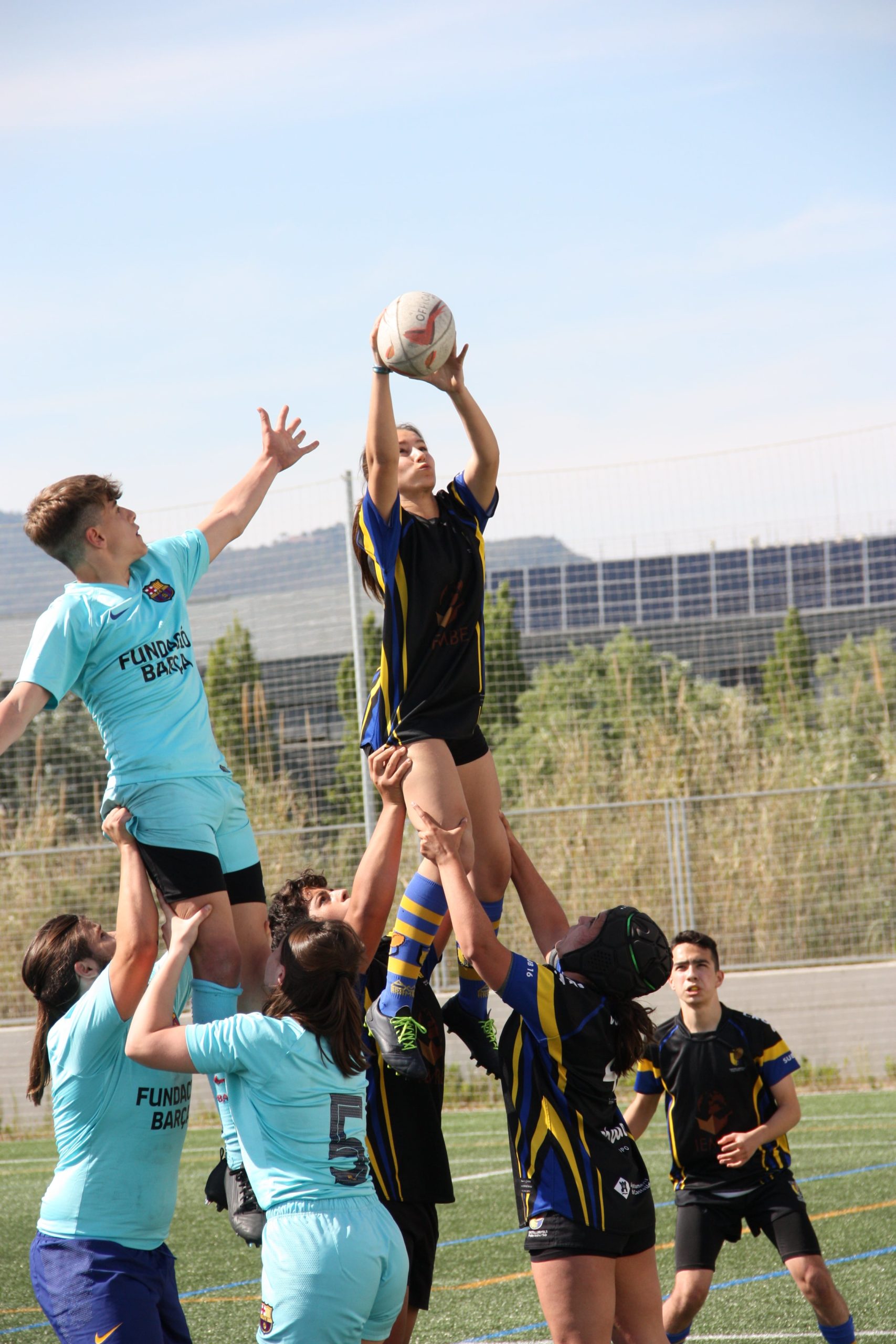 partido entre el CRUC sub 16 y el Barça Grana de rugby